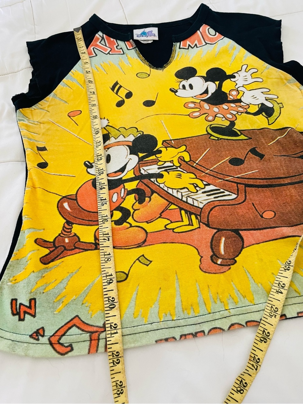 Vintage Mickey Mouse and Minnie Mouse Women’s Disneyland Resorts Tee. - Picture 3 of 6